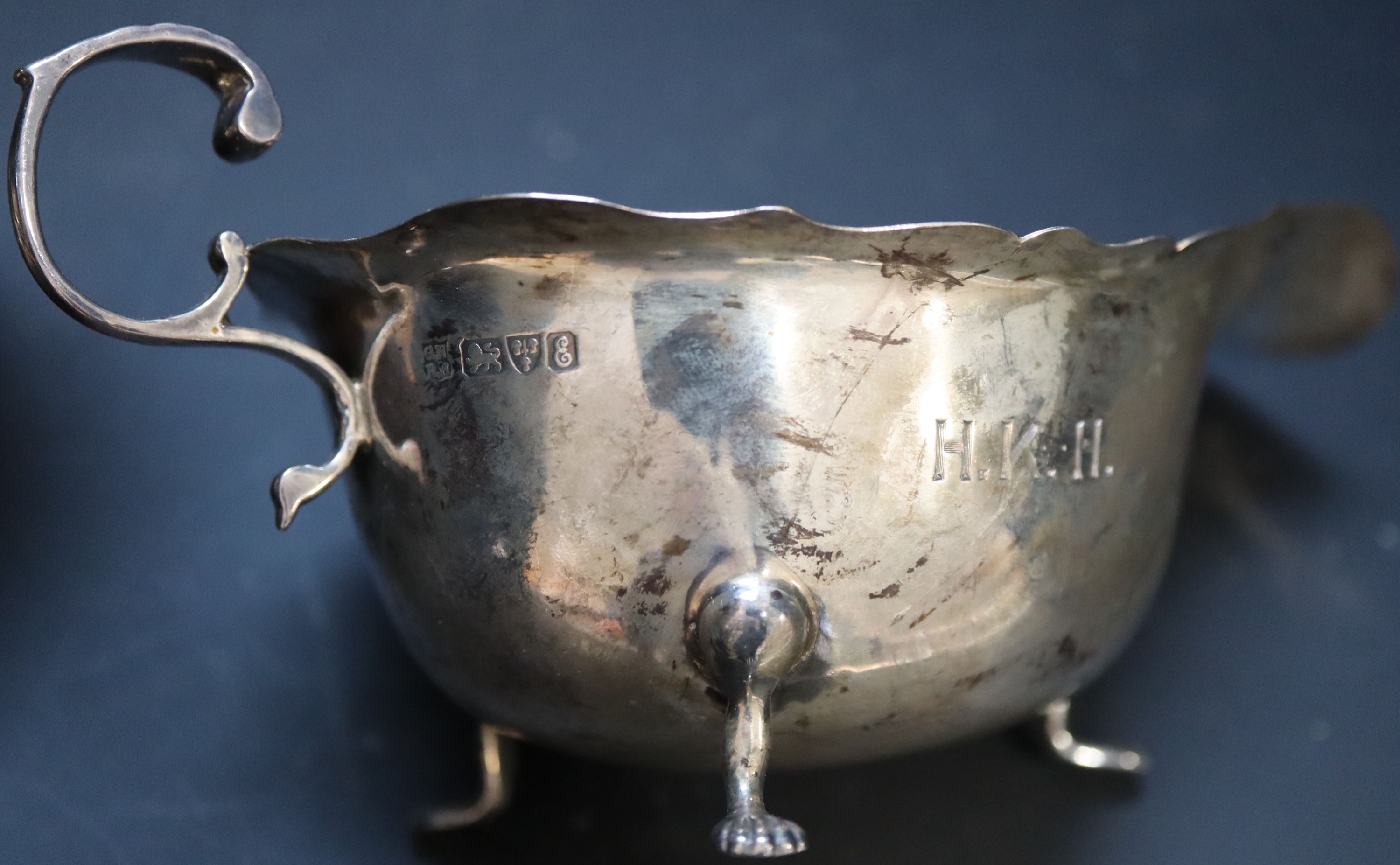 An Edwardian silver sauceboat, Chester, 1905 and a George V cream jug, gross 8oz.